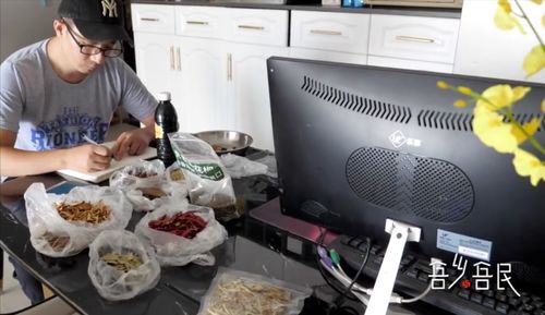 物理學碩士在西安邊賣鹵味,有人覺得浪費人才,你怎么看